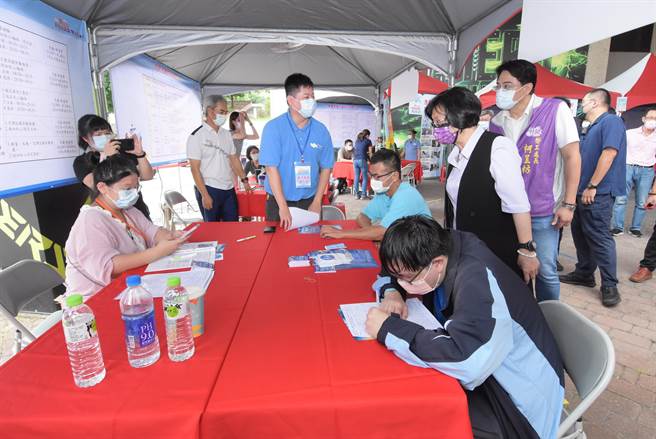 彰化縣政府4日舉辦大型就業博覽會，共41家縣內外廠商參與，提供2000個以上工作職缺。（吳敏菁攝）