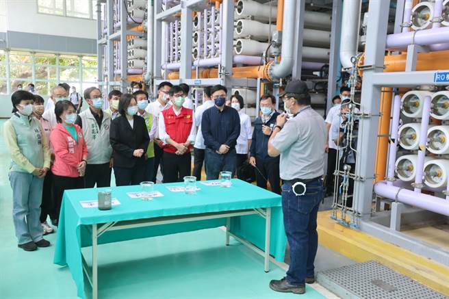 總統蔡英文4日南下高雄，市長陳其邁陪同蔡英文前往鳳山視察水資源中心。（高市府新聞局提供／洪浩軒高雄傳真）