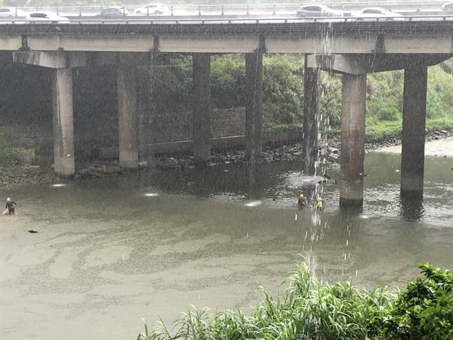 搜救人員下水搜尋落水鍾姓男子。（民眾提供）