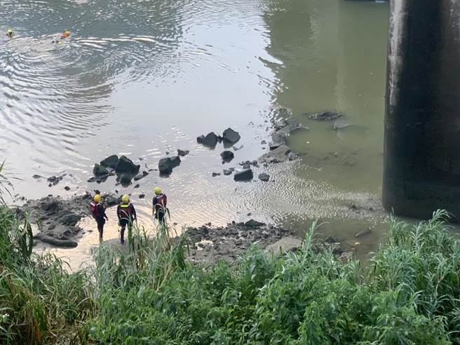 搜救人員下水搜尋落水鍾姓男子。（民眾提供）