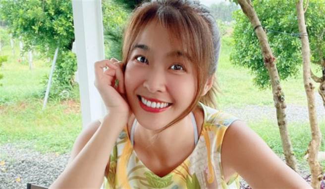 藝人小嫻（黃瑜嫻）移居屏東過著擺攤慢活的步調。(圖/小嫻FB)