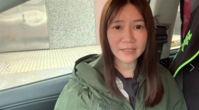 台北市议员陈怡君批评台北市长柯文哲为声量蹭猫。（北市议员陈怡君提供）