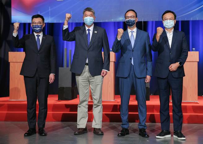 国民党主席将于25日改选，唯一的电视辩论会4日登场，候选人江启臣(左起)、张亚中、朱立伦、卓伯源交锋。(粘耿豪摄)