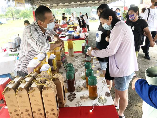 台中市政府推广优质农特产品4、5日两天，于南屯区台中花市举办「台中蜂华‧蜂华再现」国产蜂蜜暨中秋好礼行销活动。（陈世宗摄）