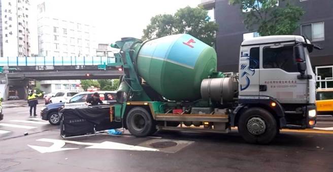 北市發生混泥預拌車輾斃行人的意外。（翻攝照片／林郁平台北傳真）
