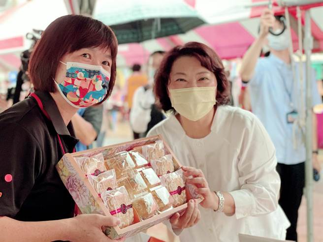 嘉义市花了1年多辅导、评选，举办首届烘培金麦方奖，共选出43家优良烘焙业者，将在中秋节檔期优先行销、推广。（吕妍庭摄）