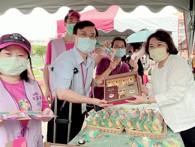 嘉义市花了1年多辅导、评选，举办首届烘培金麦方奖，共选出43家优良烘焙业者，将在中秋节檔期优先行销、推广。（吕妍庭摄）