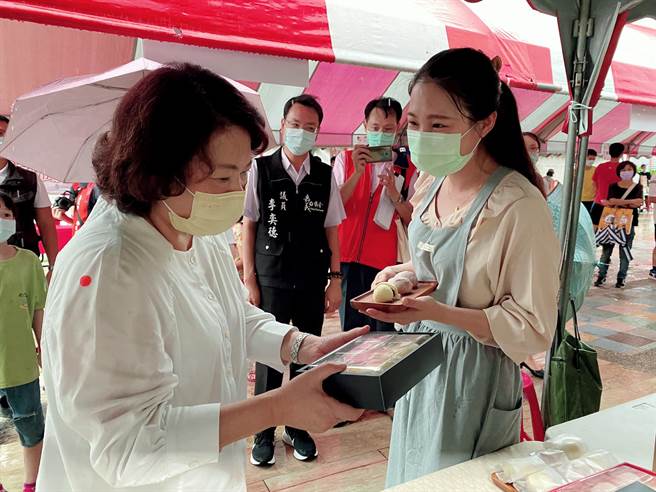 嘉义市花了1年多辅导、评选，举办首届烘培金麦方奖，共选出43家优良烘焙业者，将在中秋节檔期优先行销、推广。（吕妍庭摄）