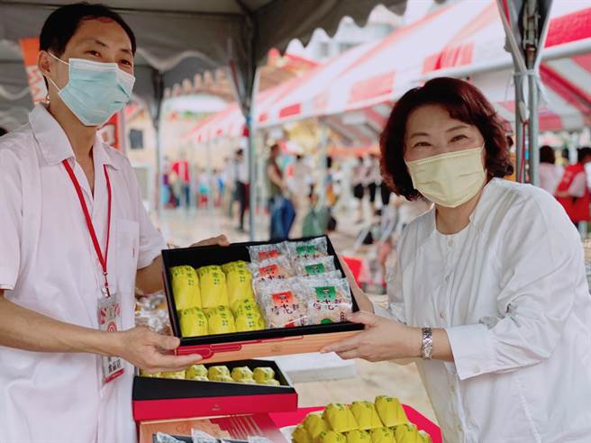 嘉义市花了1年多辅导、评选，举办首届烘培金麦方奖，共选出43家优良烘焙业者，将在中秋节檔期优先行销、推广。（吕妍庭摄）