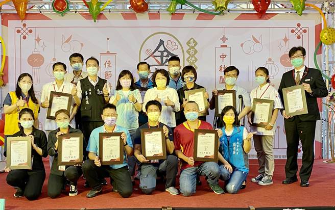 嘉义市花了1年多辅导、评选，举办首届烘培金麦方奖，共选出43家优良烘焙业者，将在中秋节檔期优先行销、推广。（吕妍庭摄）