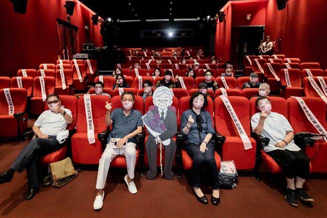 第12屆兩岸電影展開幕，戲院中央擺放李行導演的Q版立牌。（兩岸電影展提供）