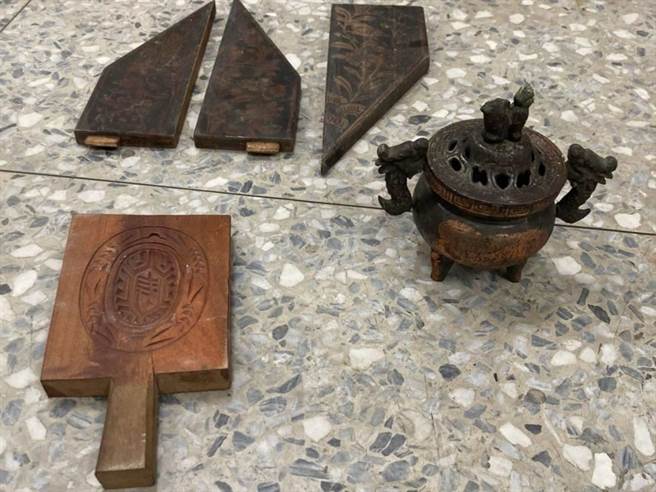 学甲警方在郑嫌住处查获红龟粿模具及木雕等赃物。（读者提供／张毓翎台南传真）