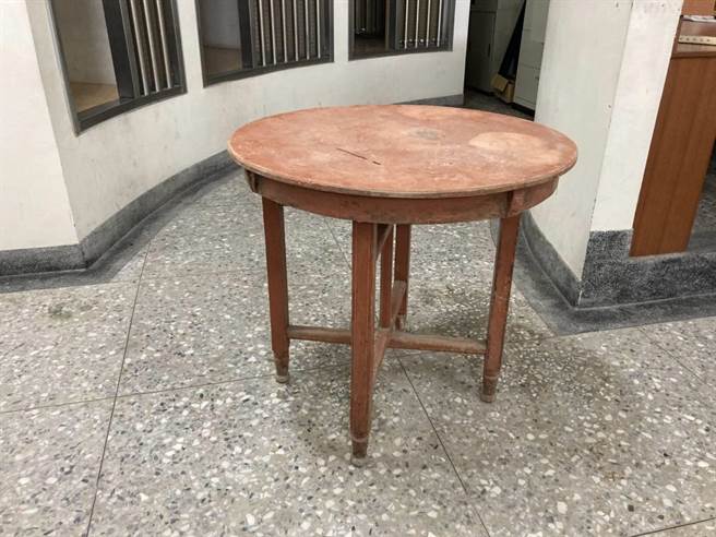 学甲警方在郑嫌住处起获木料赃物，并公布相关照片，呼吁民眾赶快来指认。（读者提供／张毓翎台南传真）