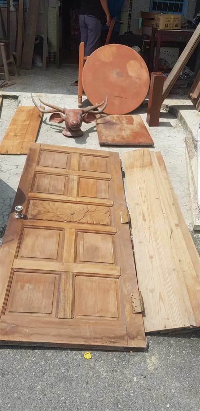 学甲警方在郑嫌住处起获木料赃物，并公布相关照片，呼吁民眾赶快来指认。（读者提供／张毓翎台南传真）