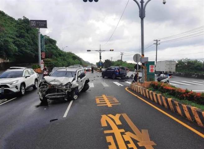 台26线枋山段4日下午发生4车追撞意外，共7人受伤送医，幸都意识清楚、无生命危险。（警方提供／谢佳潾屏东传真）
