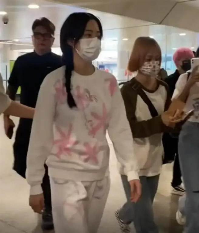 没想到欧阳娜娜遭揶揄，保镳和工作人员加起来比粉丝和路人多。(图/ 摘自微博)