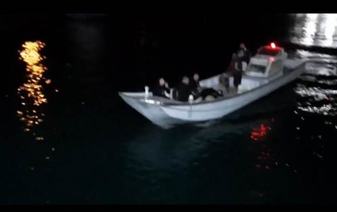 小琉球4日晚間驚傳潛水客失蹤，海巡花20分鐘在外海安平救起3人。（海巡提供／謝佳潾屏東傳真）