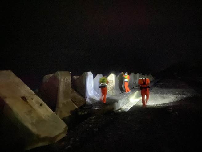 小琉球4日晚間驚傳潛水客失蹤，海巡花20分鐘在外海安平救起3人。（海巡提供／謝佳潾屏東傳真）