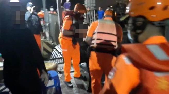 小琉球4日晚間驚傳潛水客失蹤，海巡花20分鐘在外海安平救起3人。（海巡提供／謝佳潾屏東傳真）