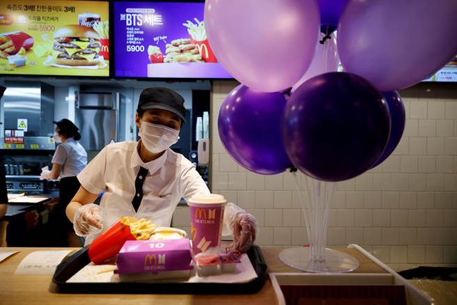 一個麥當勞的員工正在準備先前引爆潮流的BTS聯名套餐。（圖／路透）