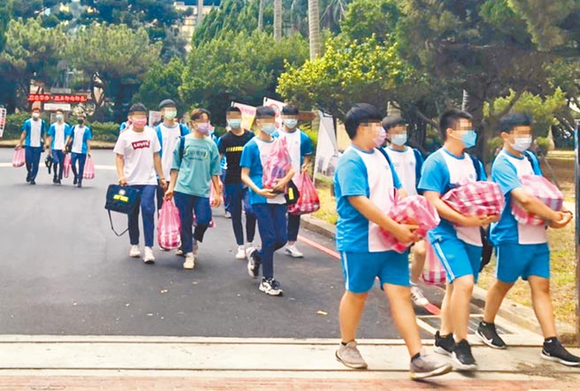 机师儿子确诊前已到校上课，该校全校3日紧急PCR採检，学生採检后陆续离开学校。（赖佑维摄）