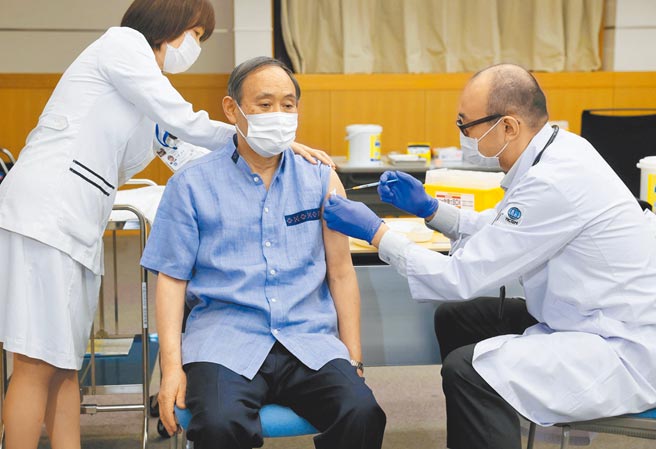 日本疫情持续严峻，日本首相菅义伟因应对不力饱受批评，自民党也在一连串选举中败北，最终迫使菅义伟在3日宣布将放弃寻求连任。图为菅义伟3月接种第1剂辉瑞疫苗时的照片。（路透）