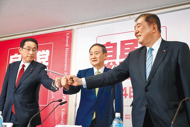 去年9月，日本自民党举行总裁选举，时任内阁官房长官菅义伟（中）与前外相岸田文雄（左）及自民党前干事长石破茂（右）竞逐，菅义伟最后胜出，成为自民党党魁暨日本首相。岸田文雄已表态今年将再参选，石破茂的动向也是焦点。（美联社）