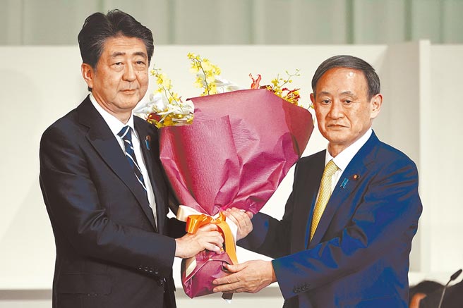 日本首相菅义伟（右）传出即将请辞，大陆学者刘江永认为，如果前首相安倍晋三（左）的影响力仍笼罩日本政坛，中日关系也难以好转。（美联社）