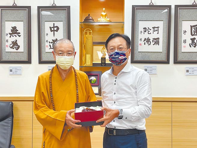 國民黨主席候選人、前彰化縣長卓伯源3日到新北市土城慈法禪寺為三軍陣亡將士祈福，並拜會中國佛教會理事長釋淨耀。（蔡雯如攝）