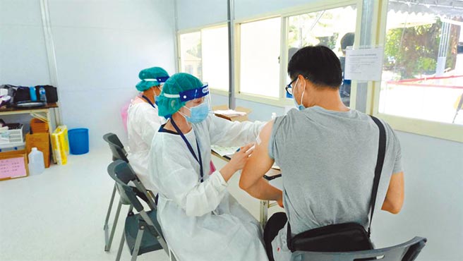 受到疫情影響，診所診次、看診量也減少，間接影響診所收入，圖為醫護人員支援接種疫苗，非當事診所。（莊旻靜攝）