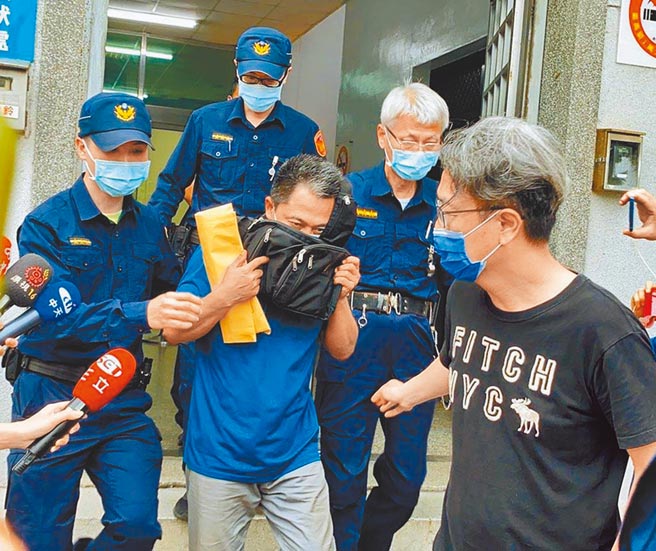 太魯閣列車出軌意外主嫌李義祥（圖中藍衣者）被控過失致死等罪遭羈押，花蓮地院本月中旬將陸續召開審理庭。(本報資料照片)