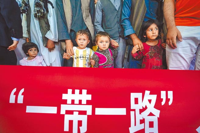 塔利班方面稱，中國倡導的「一帶一路」合作有利於阿和本地區發展繁榮，阿富汗希望繼續積極支持和參與。（新華社）