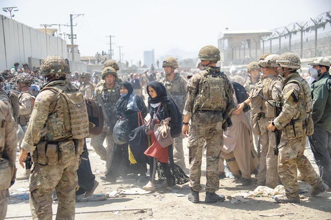 歐洲聯盟外長與部長2-3日在斯洛維尼亞討論阿富汗情勢，擬成立歐洲快速反應部隊，因為阿富汗撤軍引發的混亂局面，讓歐盟意識到必須加速發展歐洲防禦能力，因應危機，減少對美國的依賴。（美聯社）