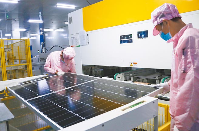美國限制中國太陽能電池進口，中方向WTO提告，2日遭裁定駁回，美方勝訴。圖為位於大陸青海西寧市的太陽能電力公司。（中新社）