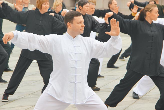 在大陆的要求下，立陶宛宣布，已召回驻北京大使；大陆并进一步取消双边文化交流。图为先前立陶宛举办的太极日活动。（新华社）