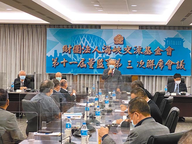 海基會代理董事長許勝雄（站立者）3日表示，隨著兩岸疫情舒緩，逐步恢復交流是雙方應共同努力的方向。（中央社）