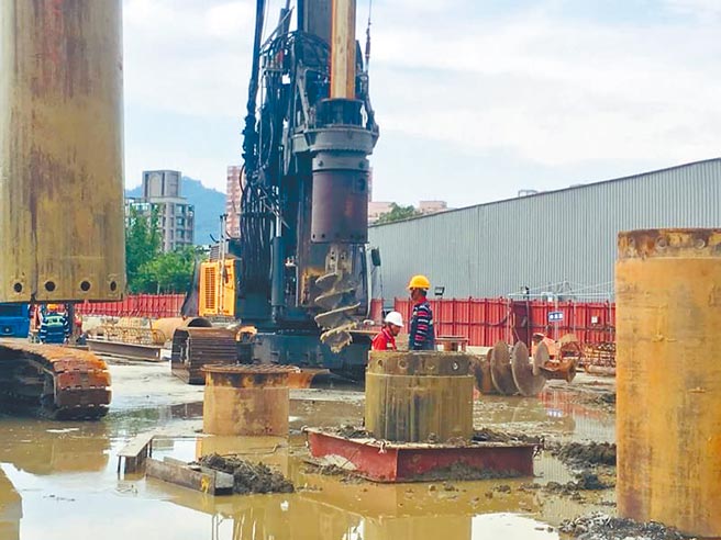 捷運萬大中和樹林線2個區標案歷經第1次流標，第2次共加了10億元預算，仍於8月中下旬宣告流標，恐影響進度，圖為第一期施工工程照。（許哲瑗翻攝）