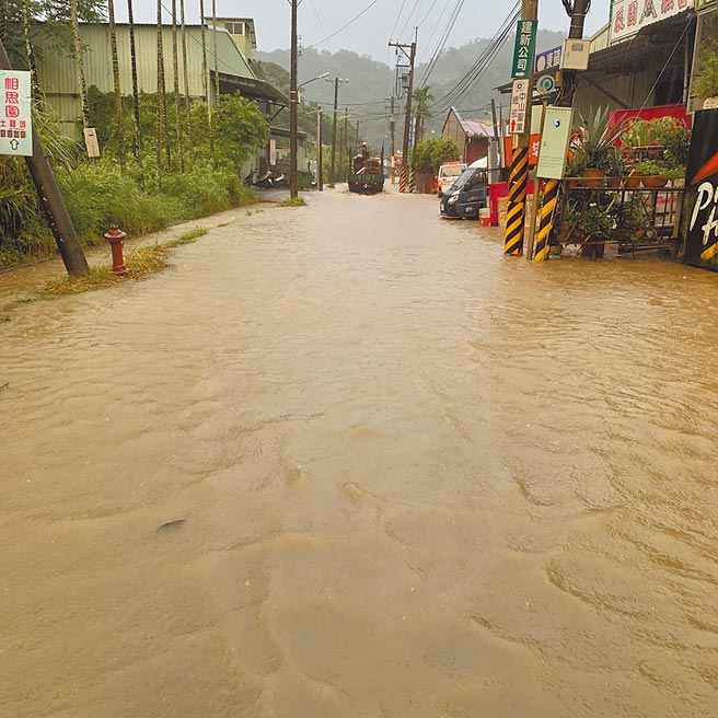 土城彈藥庫每逢豪雨就會有積淹水問題，土城區公所近期向水利局爭取經費，增加下游段排水溝渠改善，預計10月底可完工。（江怡臻提供／蔡雯如新北傳真）