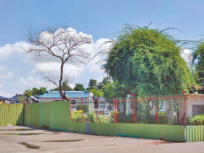 延宕多时的田尾怡心园城镇之心工程，已由新包商得标承包，月中将重新开工，赶年底前完工启用。（谢琼云摄）