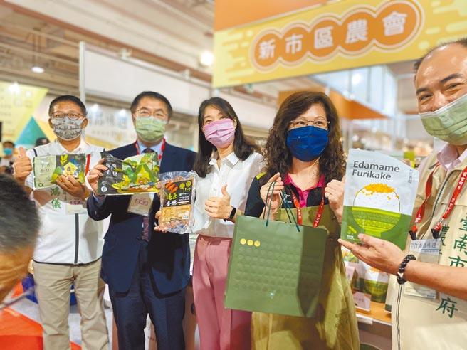 「台南品味周」3日至6日在南纺世贸展览中心登场，台南市长黄伟哲（左二）邀请民眾前来逛展，踊跃选购台南好物。（曹婷婷摄）