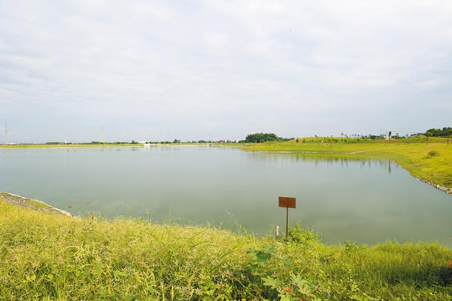 云林县北港滞洪池的溢流堰太低，导致上月豪雨造成的径流，流来流去。（周丽兰摄）