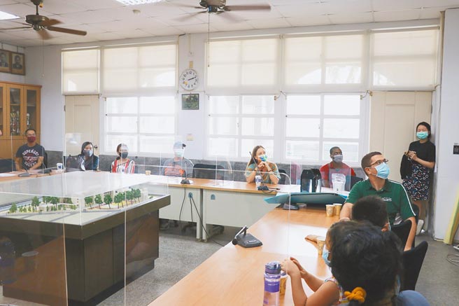 嘉义市英语资源中心为外籍教师办理欢迎会，促进外师交流。（廖素慧摄）