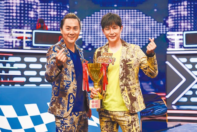 孙协志（右）与王仁甫主持的《幸福保卫战》无缘敲钟。（民视提供）