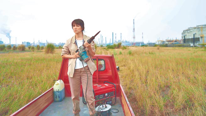 李心潔首次挑戰演出較「接地氣」的青農角色。（双喜電影提供）