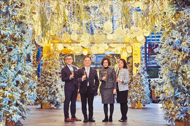 台北101董事長張學舜（左2）率領的經營團隊，有大樓事業處營運長劉家豪（左1）、新任總經理朱麗文（右2）、觀旅事業處營運長黃瓊萱（右）。（台北101提供）（飲酒過量有礙健康）