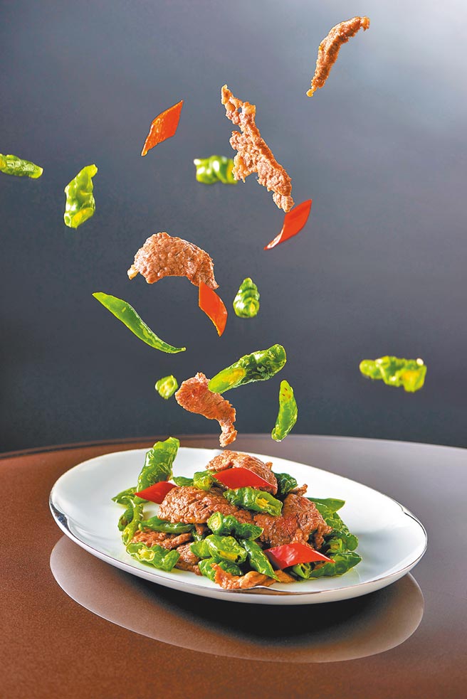 台北美福大饭店「米香台菜餐厅」招牌料理之糯米椒牛肉，滋味咸香，镬气十足。（台北美福大饭店提供）