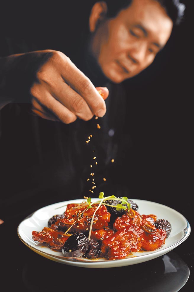 台北美福大饭店「米香台菜餐厅」招牌料理之黑枣蜜汁排骨，吃起来爽口散发黑枣独有香味。（台北美福大饭店提供）