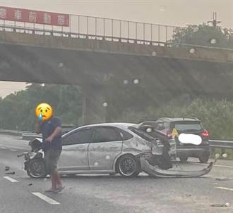 國3名間段貨車追撞自小客 車門變形駕駛一度受困