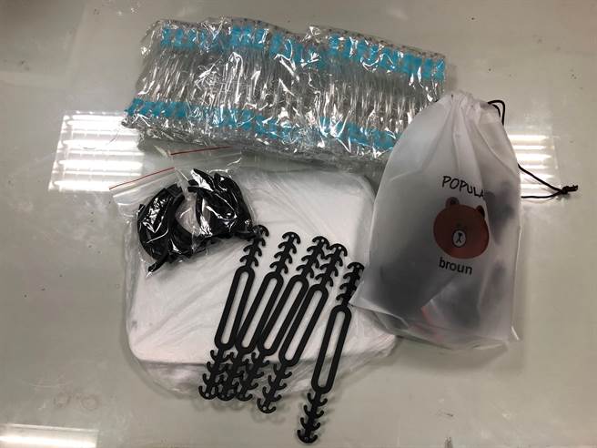 陈女拿出一袋装有镜框式全脸防护面罩、多段调节口罩带、口罩减压护套等防疫物资，以行动支持转换成无限的感谢。(警方提供)