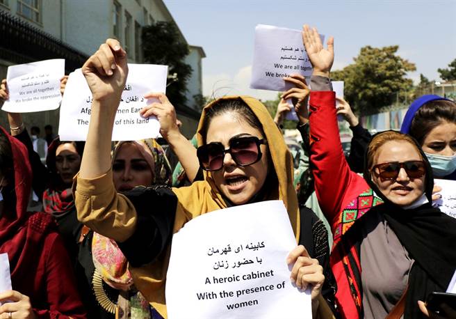 阿富汗妇女走上喀布尔街头向塔利班要求男女平权。图为3日妇女上街示威画面。（图／美联社）